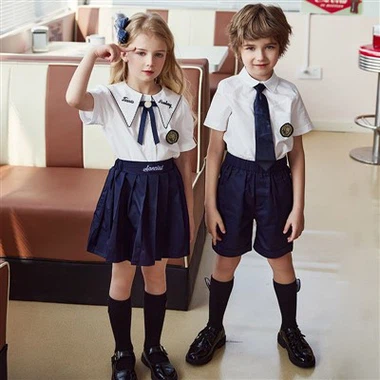 เสื้อและกางเกงนักเรียนชายและนักเรียนหญิง